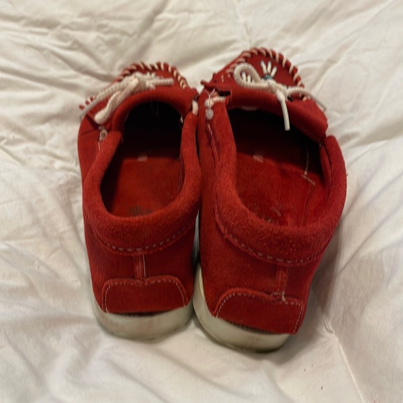 Minnetonka Red Kilty Moccasins Women's Size 8 1/2 - Picture 5 of 9